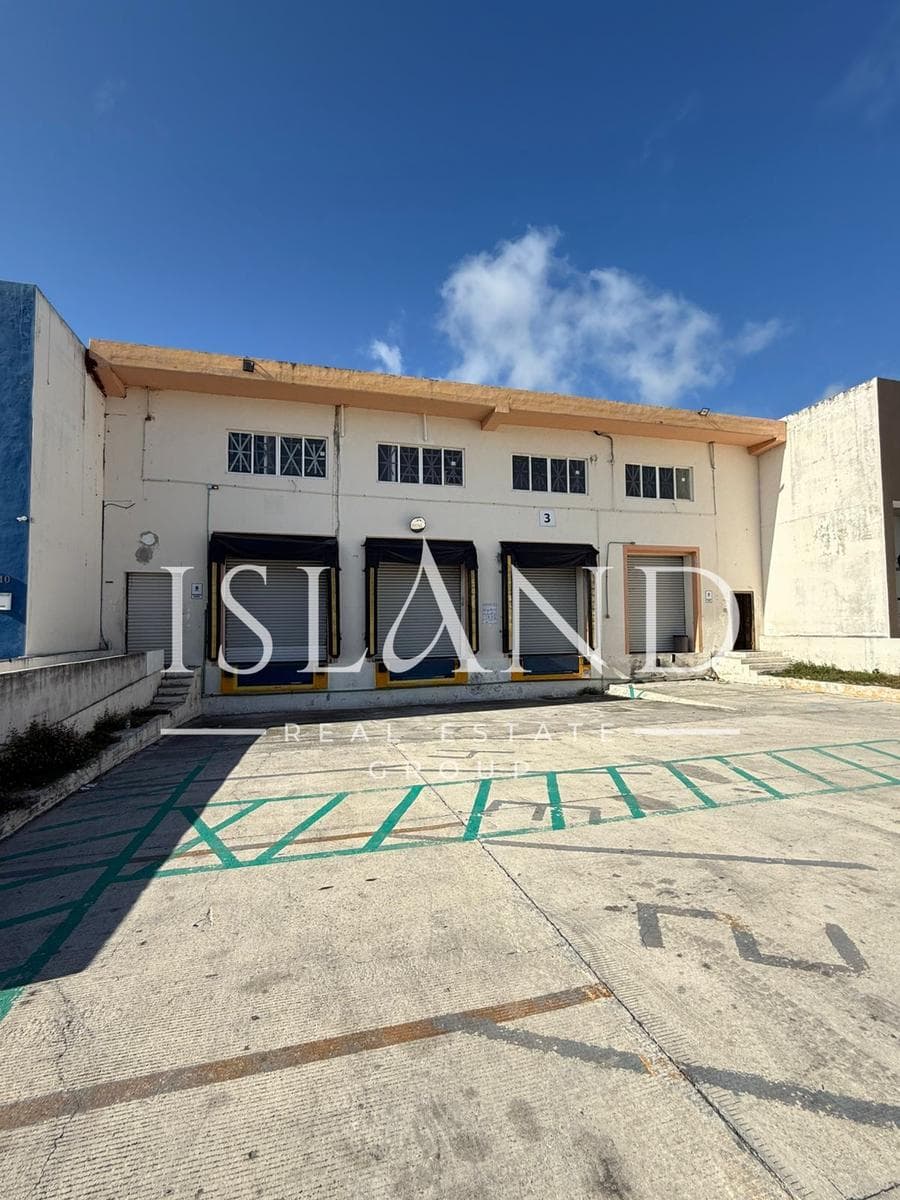 BODEGA en renta CON OFICINA de 700 m2 en CANCUN - 1