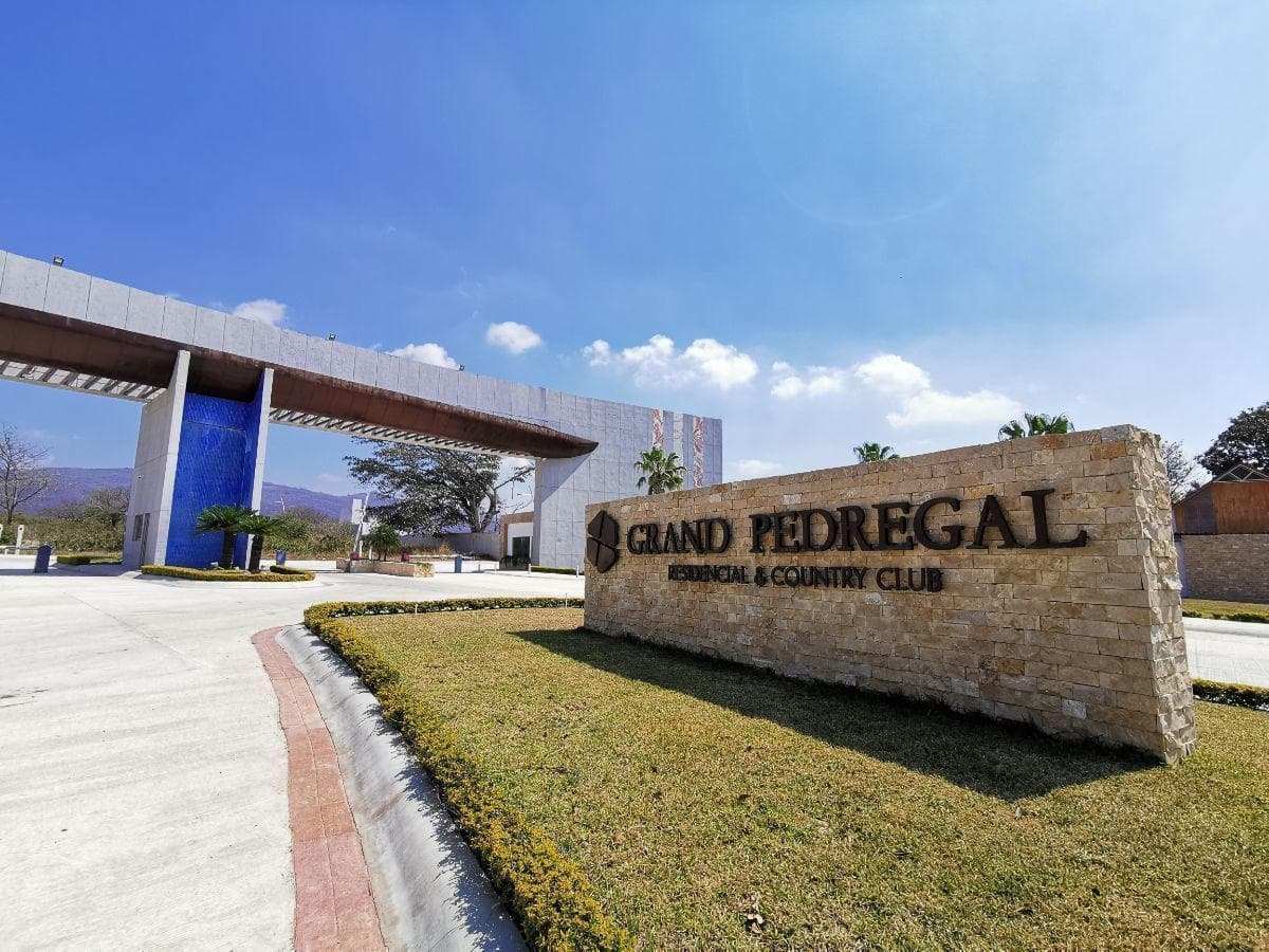Terreno en venta de 946 m2 en Residencial&Country Club "Grand Pedregal" - 1
