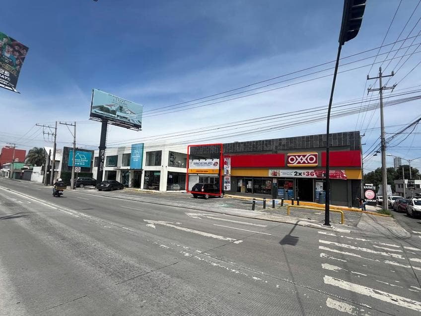 Local en renta sobre 11 sur y boulevard del niño poblano puebla - 1