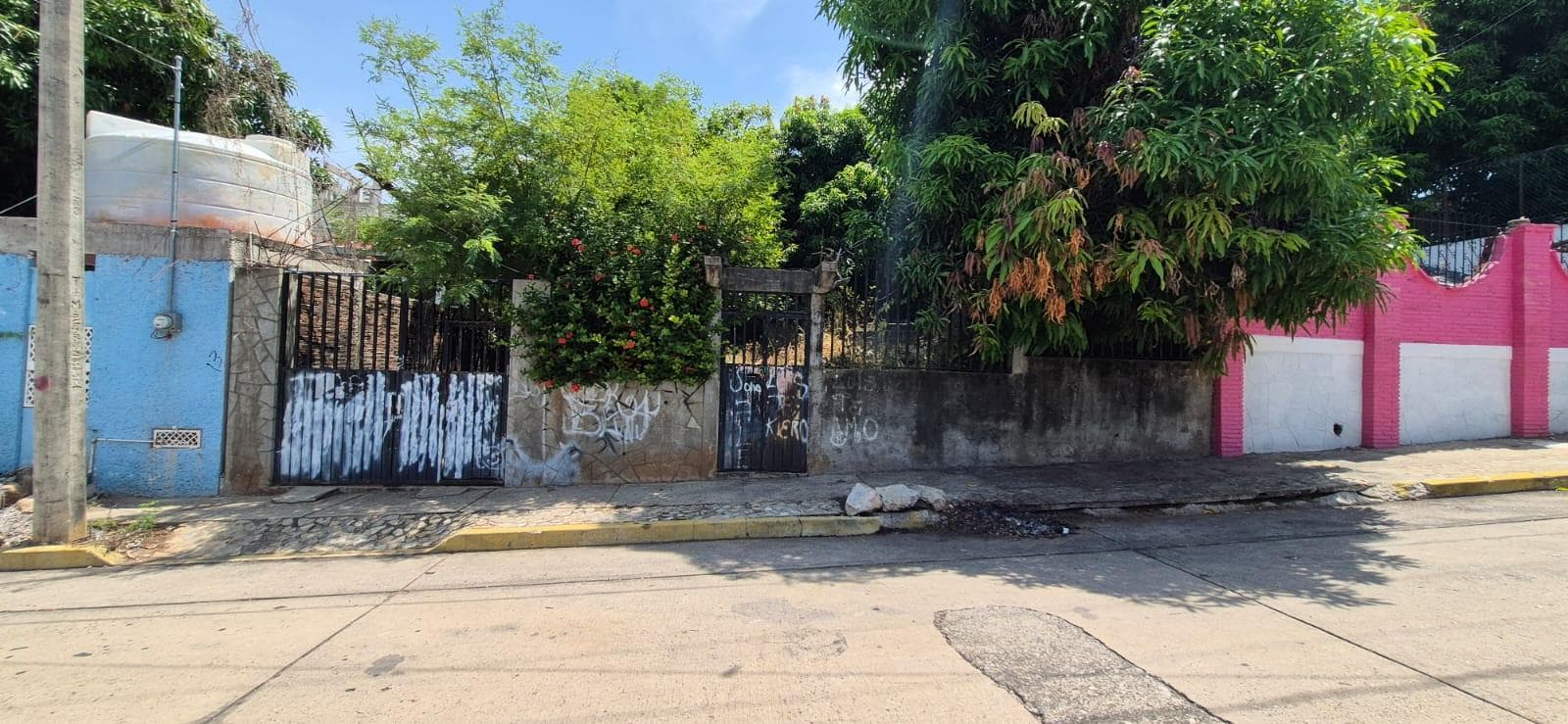 Terreno en la Colonia Jardin Azteca, Calle Arrallanes - 1