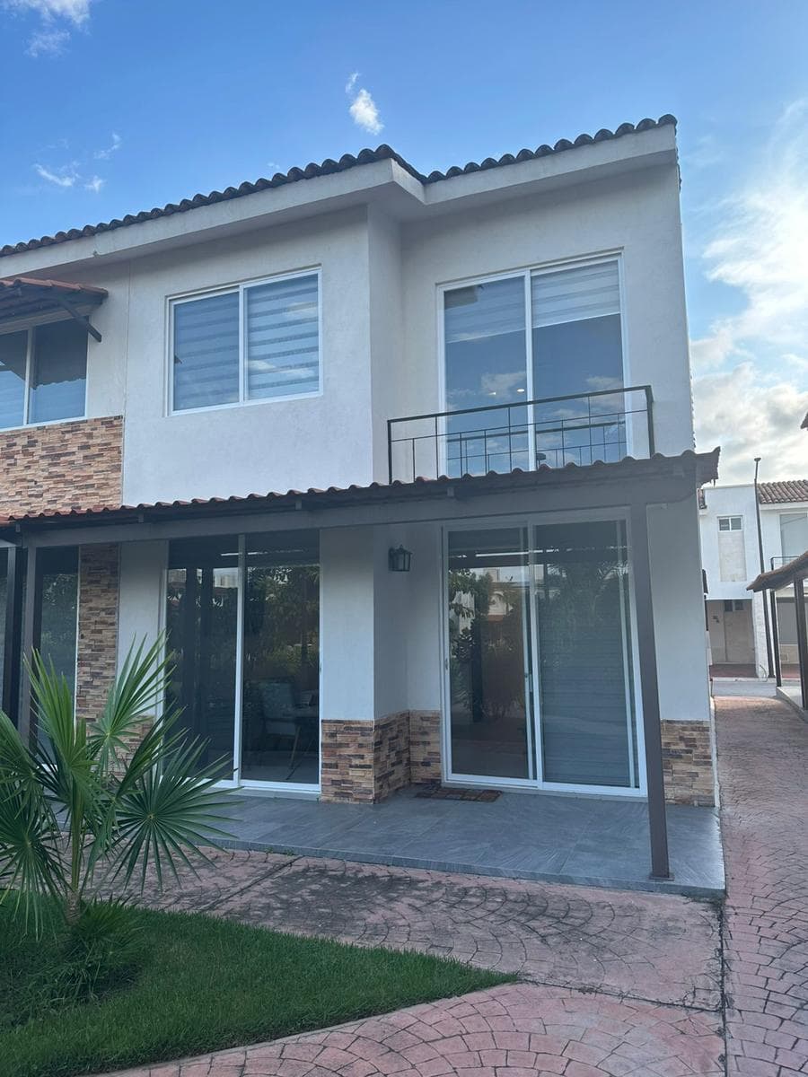 Casa en Renta amueblada y con panles solares en Residencial Villas Paradiso - 1