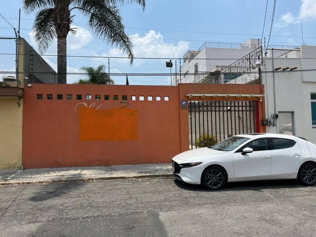Renta de local con jardin - 1