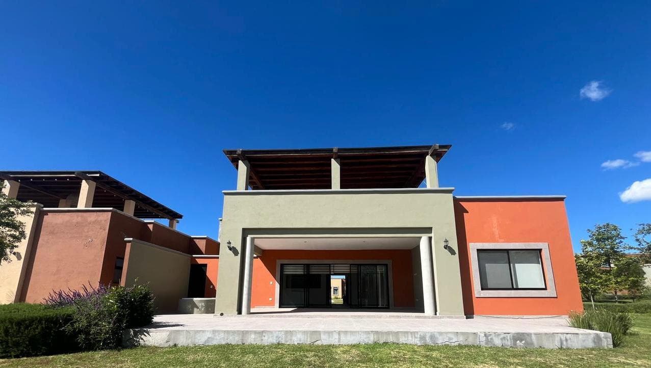 Amplia e iluminada casa en renta - El Deseo Residencial - 1
