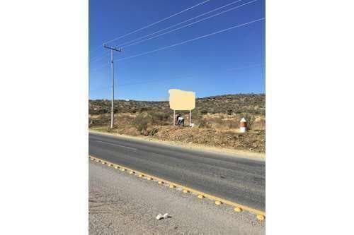 Terreno en venta frente al Aeropuerto Internacional de Querétaro - 1