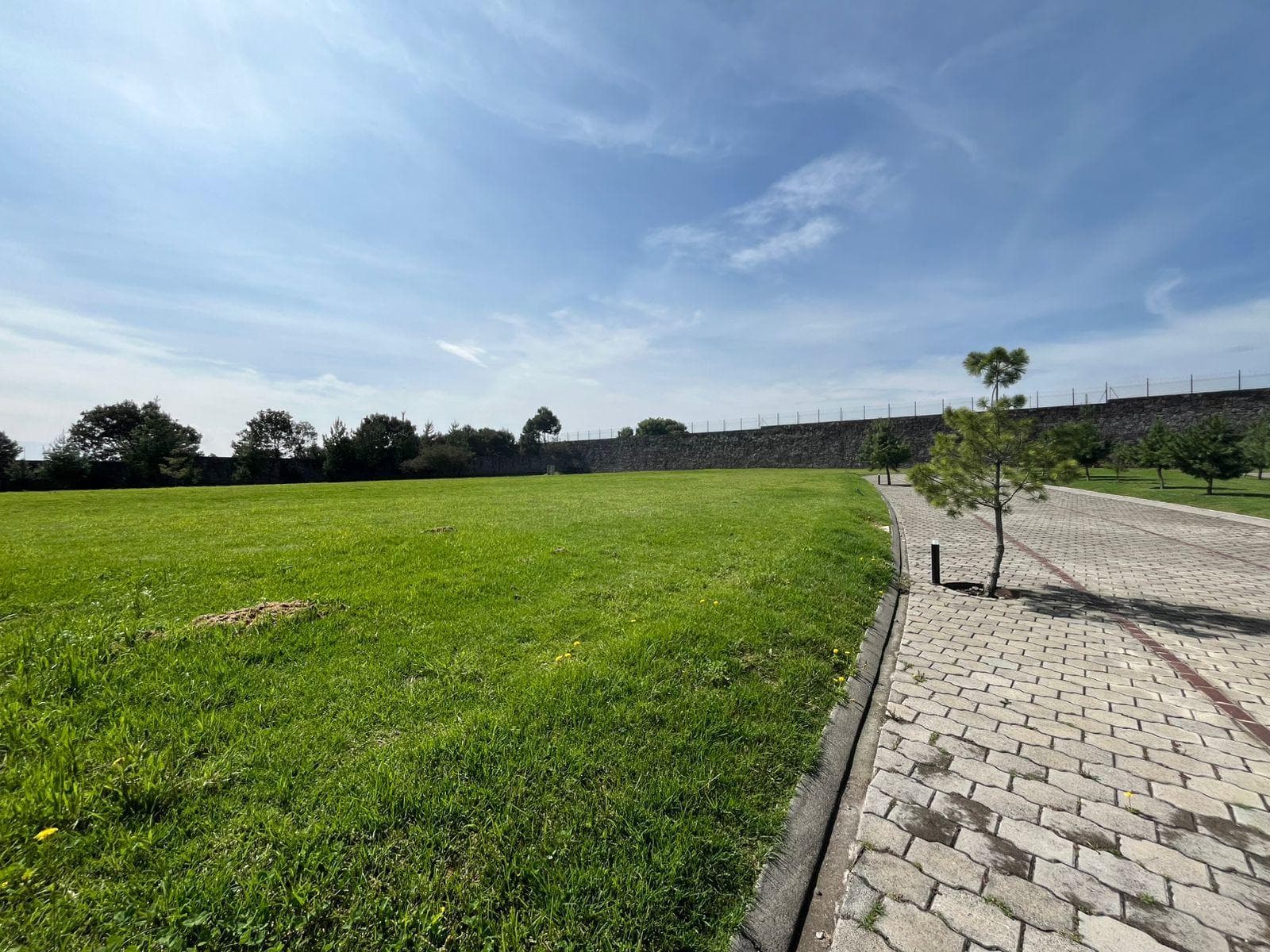 VENTA DE LOTE DE TERRENO EN RESIDENCIAL CONDADO DEL VALLE EN METEPEC - 1