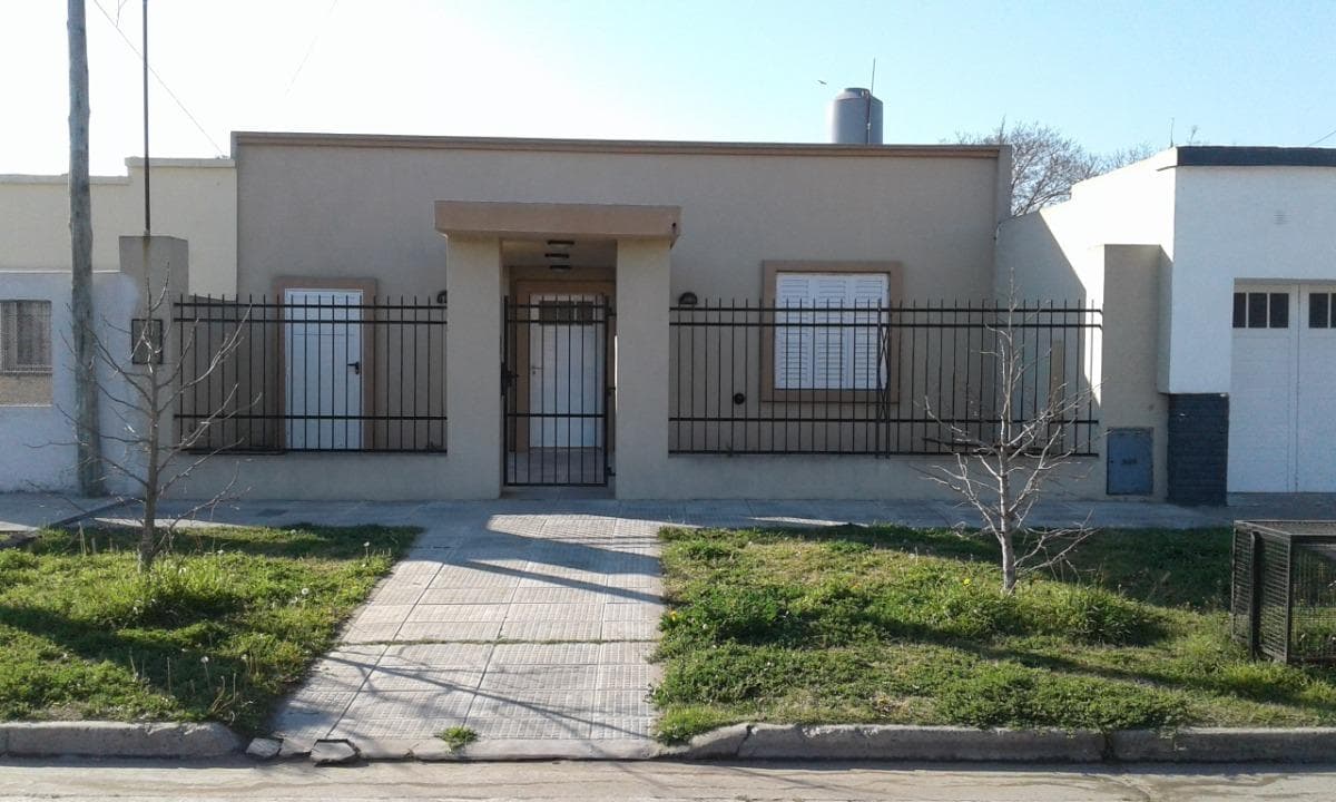 Casa en venta - 6 Dormitorios 3 Baños - 265 mts2 - Bragado - 1