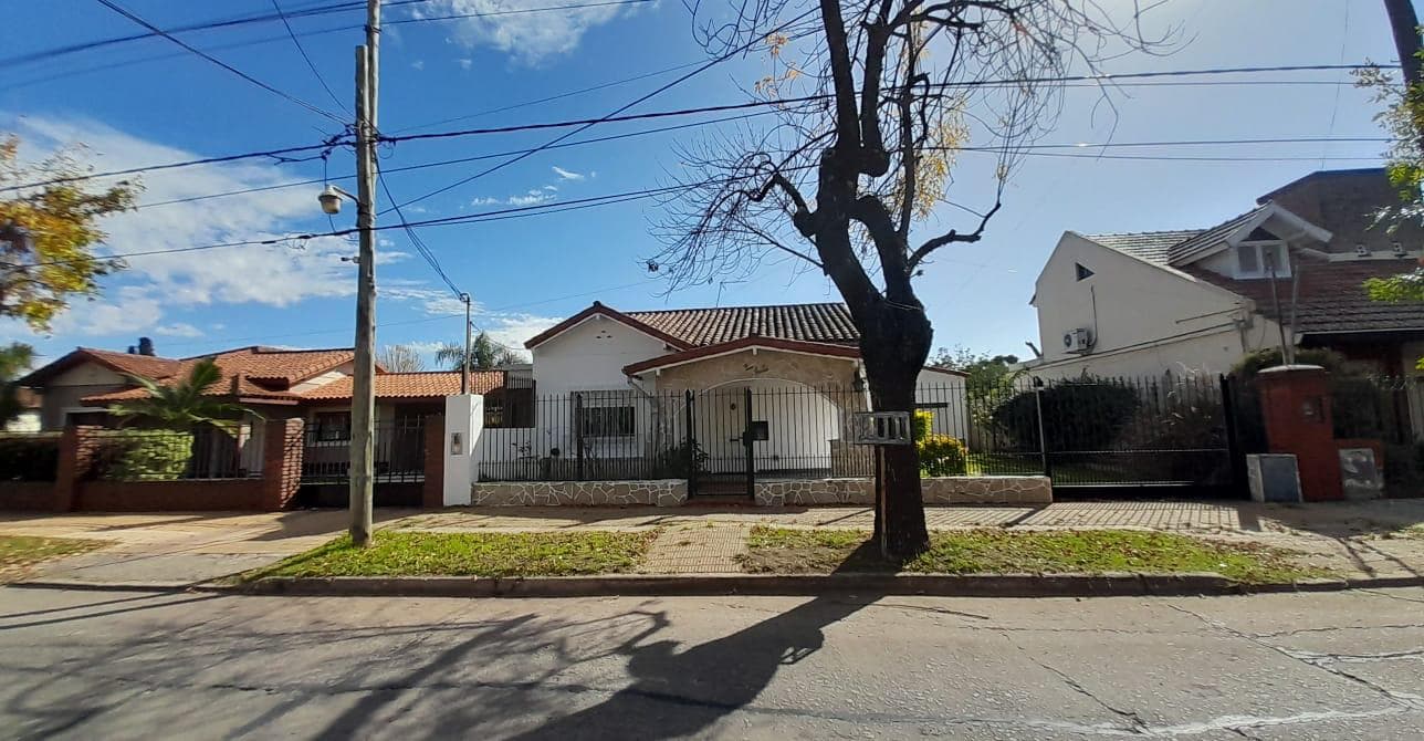 Excelente propiedad en Venta o Alquiler FINES COMERCIALES. Galvan 1.250, Luís Guillón. - 1
