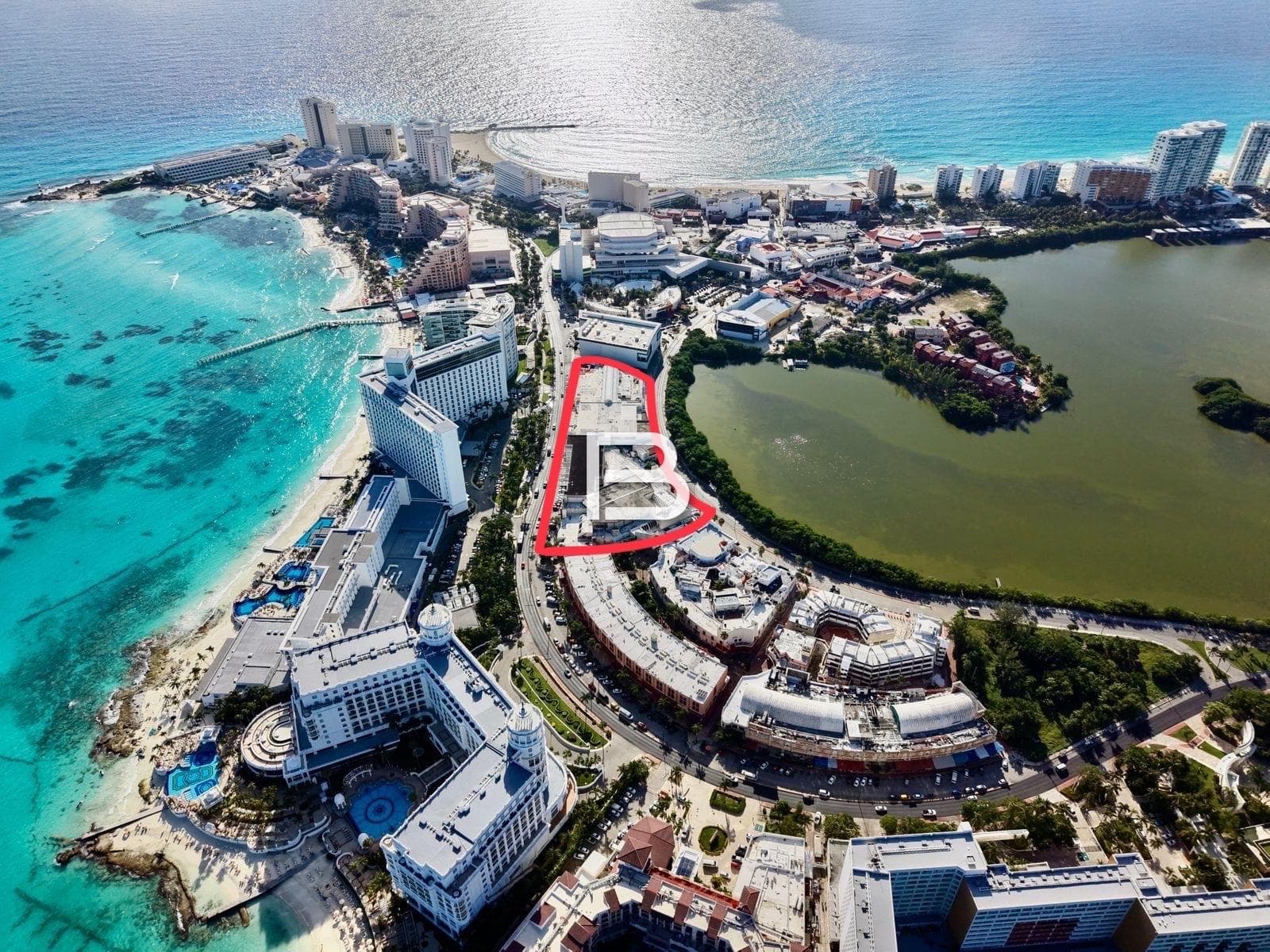 Plaza Comercial en Venta en la Zona Hotelera Cancún - 1