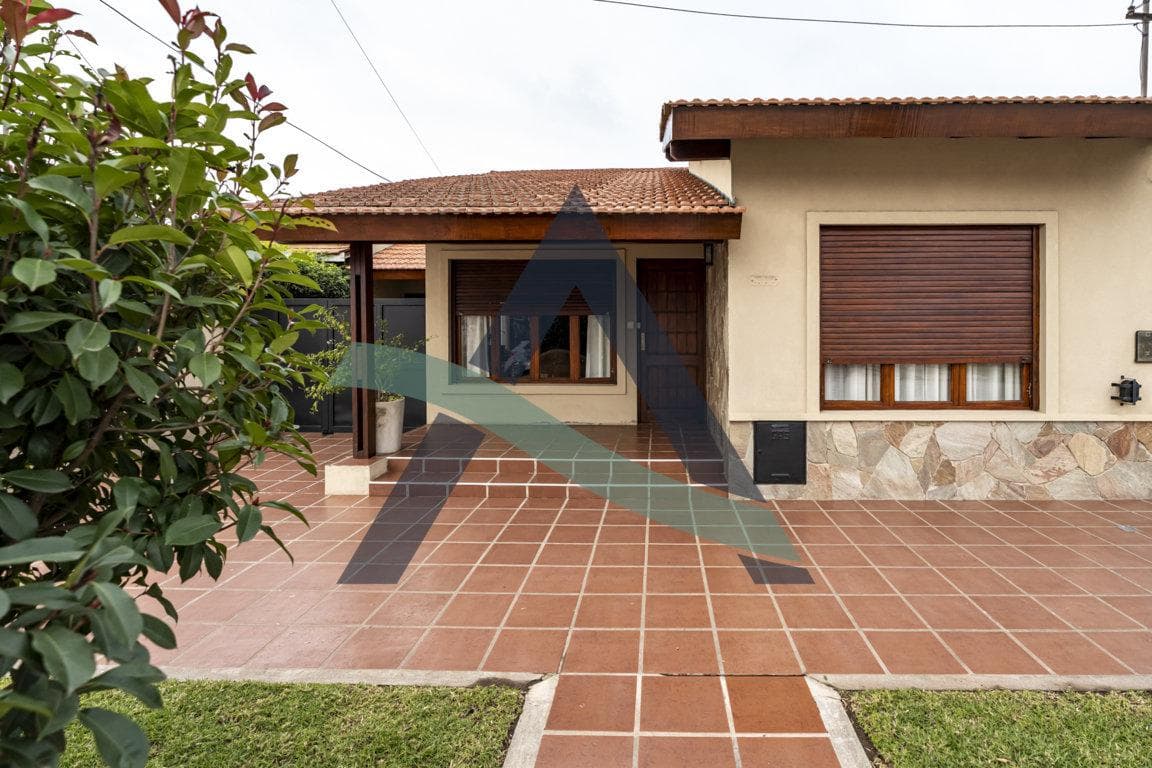 CASA 4 AMBIENTES. CENTRO DE GRAL. MADARAIAGA - 1