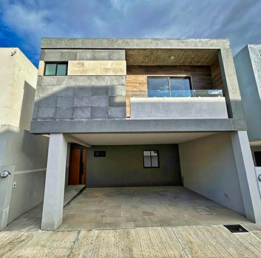 Casa con patio en venta en Xalapa Ver Fraccionamiento La Finca Residencial - 1