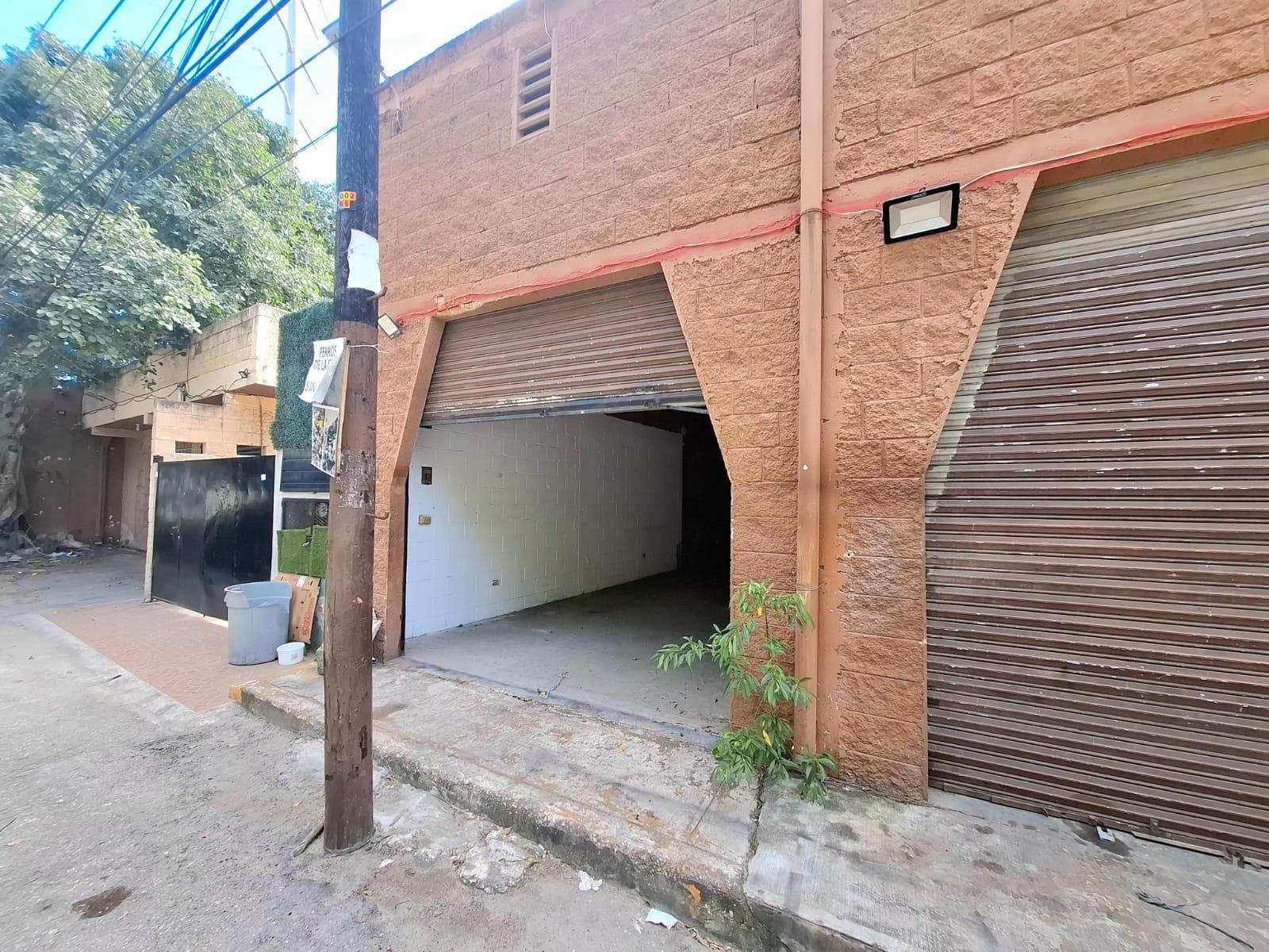 Local para bodega en renta en Playa del Carmen. - 1