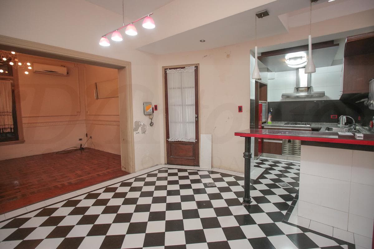 Casa en Alquiler de 6 ambientes con Cochera. Solo uso Comercial en Caballito - 1