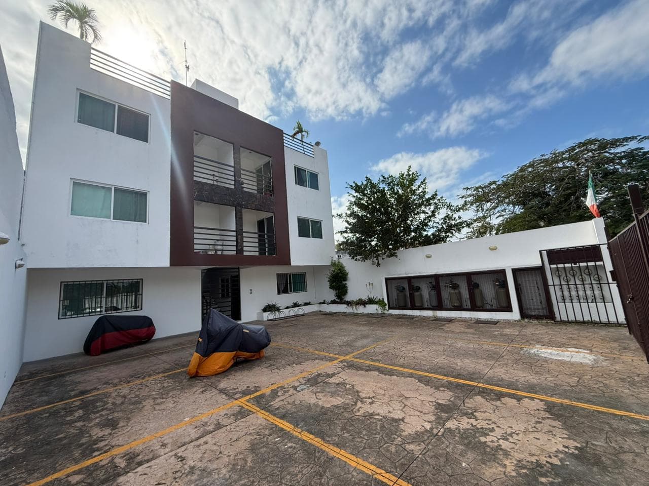 EDIFICIO CON 6 DEPARTAMENTOS EN PLAYA DEL CARMEN A 10 MINUTOS DE LA PLAYA - 1