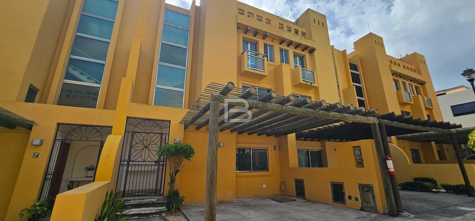 CASA EN RENTA DE 3 HABITACIONES CON ALBERCA - 1