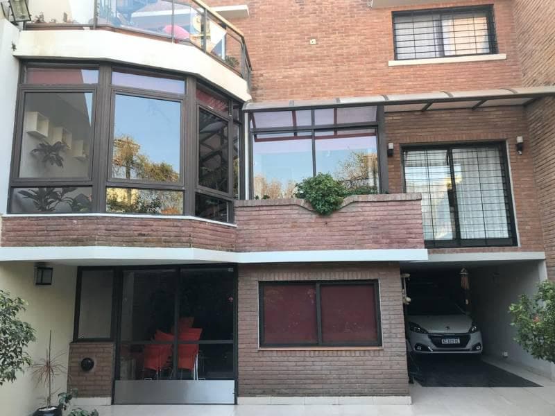 Plaza 1700 - Impecable Casa de 280 m2 cubiertos con Gran Jardín - 4 Dormitorios y 2 Cocheras - 1