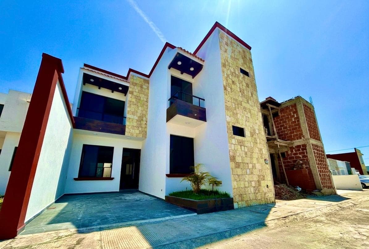 CASA EN VENTA EN COATEPEC VERACRUZ DENTRO DE FRACCIONAMIENTO PRIVADO JUNTO A LA COCA COLA - 1