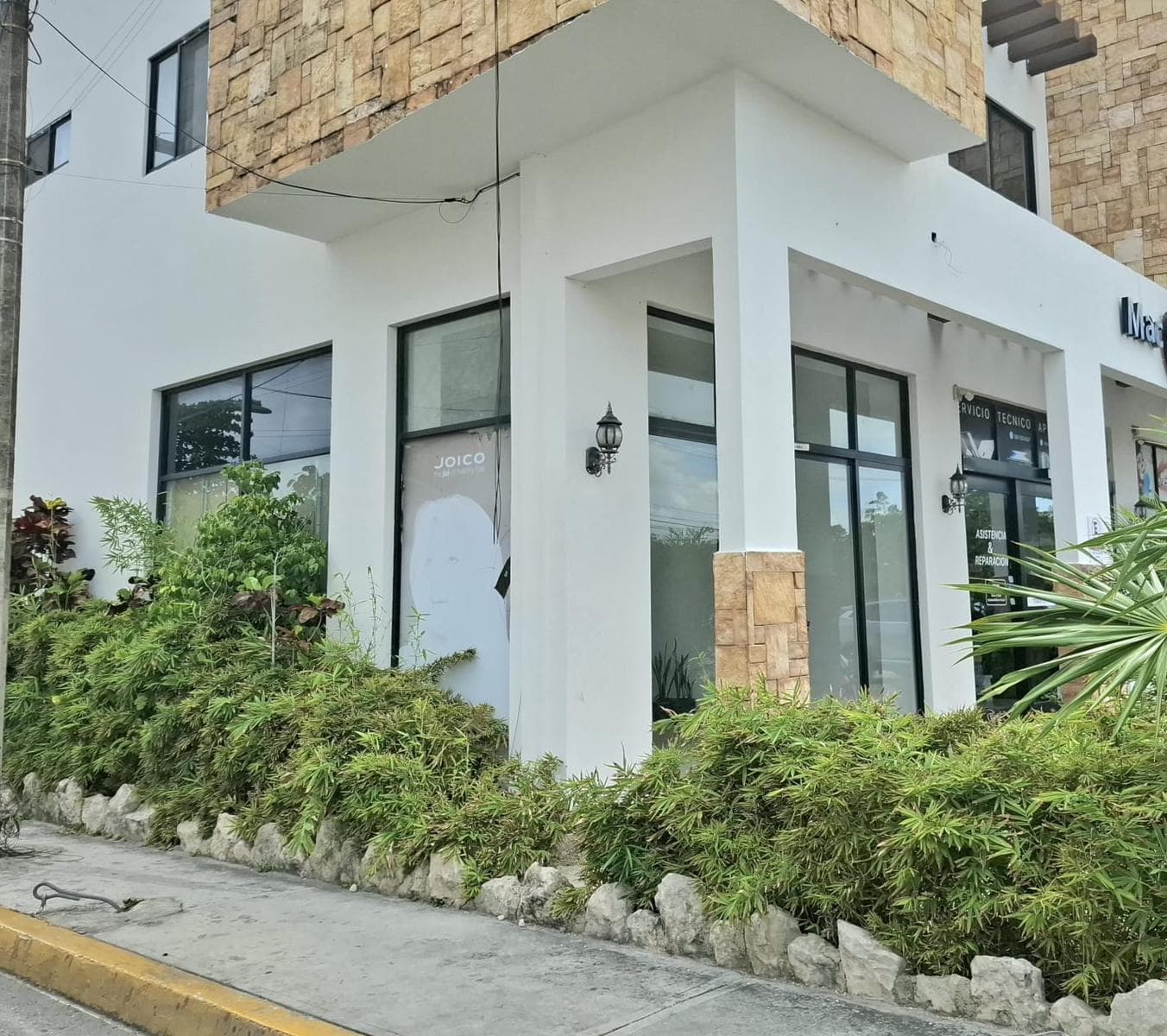 Local comercial en renta en Avenida Constituyentes en Playa del Carmen. - 1