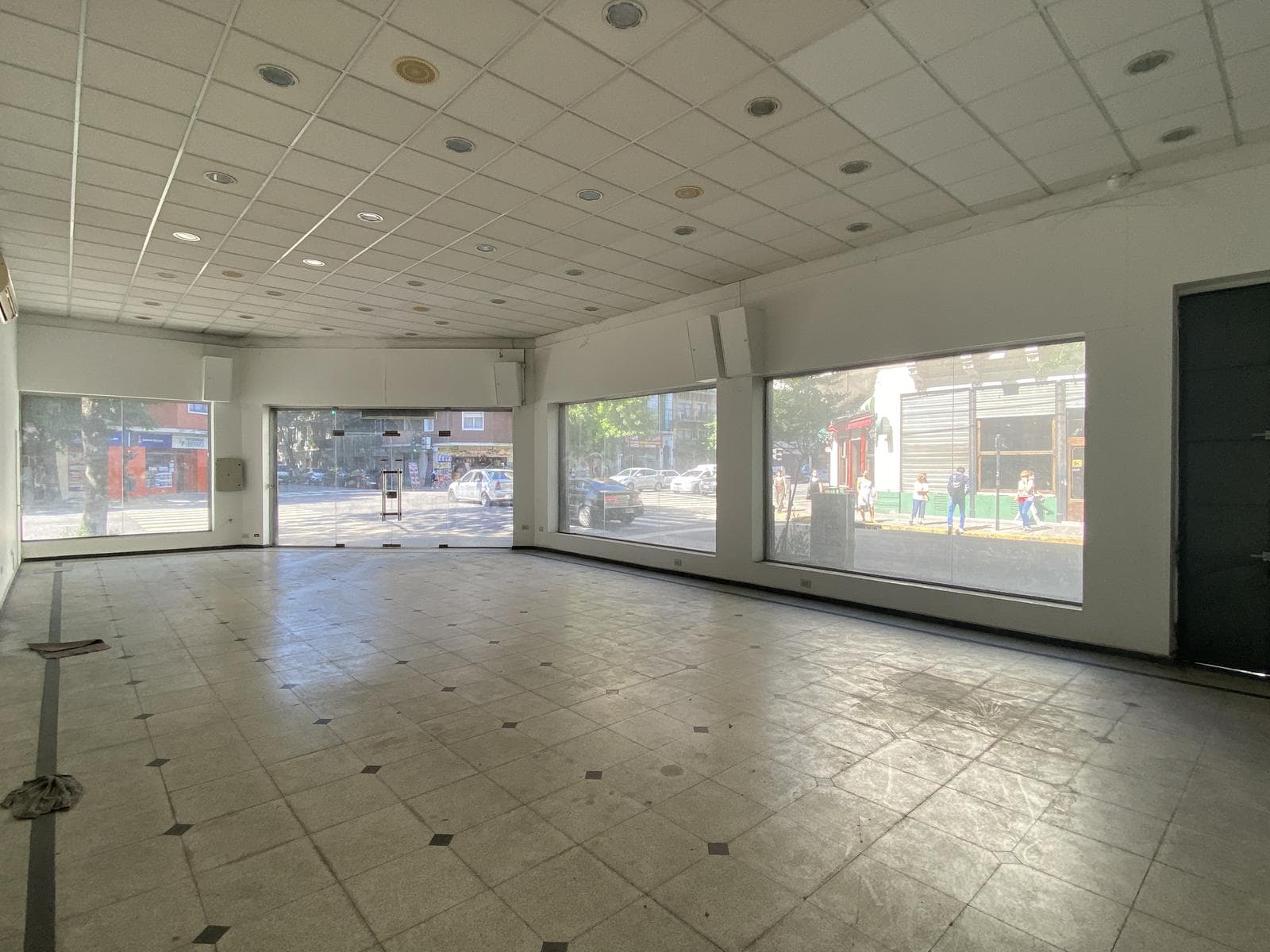 Local en esquina de 200 m2, completamente reciclado. - 1