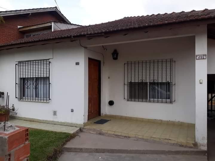 Casa en venta - 3 Dormitorios 2 Baños - 290Mts2 - Santa Clara del Mar - 1