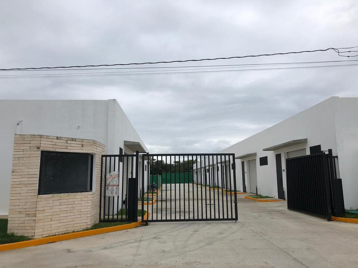 VENTA // RENTA DE BODEGA PEQUEÑA EN GOBA BUSSINES PARK EN CHICXULUB PUEBLO YUCATAN. - 1