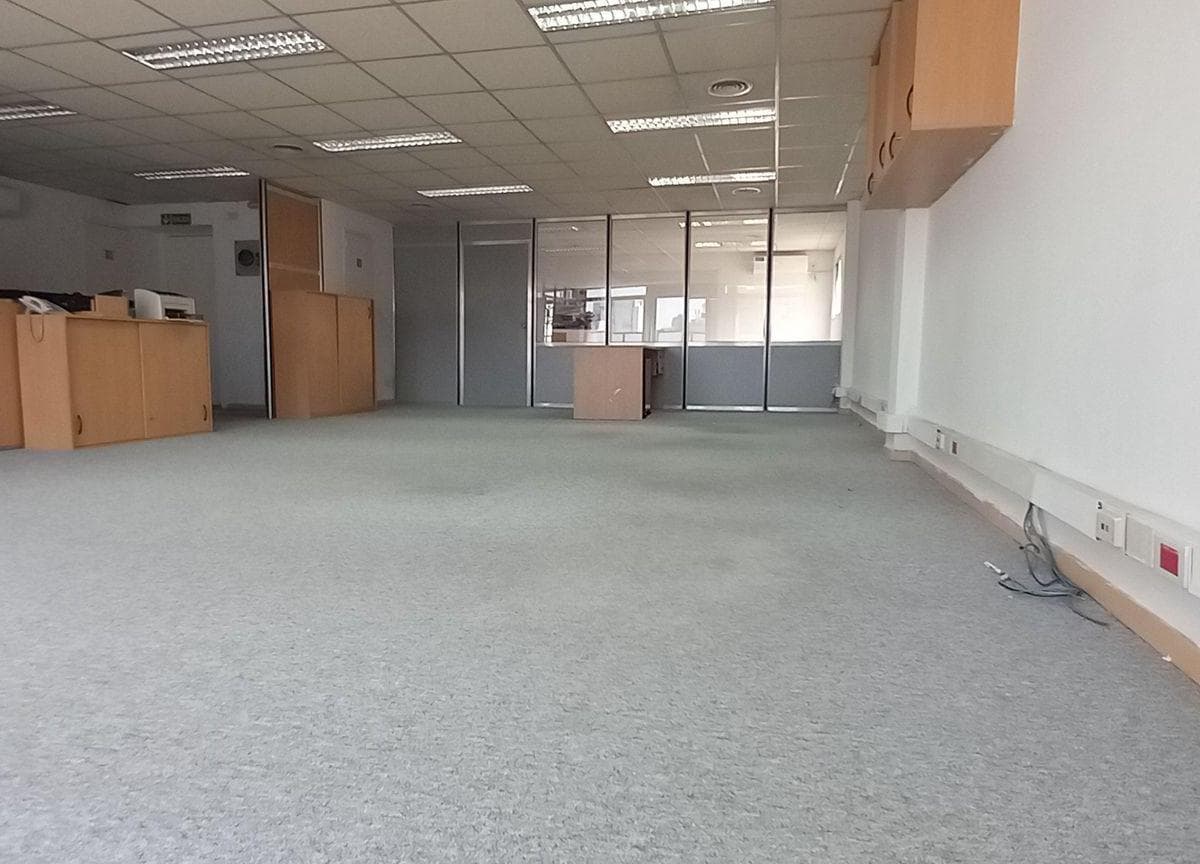 OPORTUNIDAD - OFICINA PISO ALTO - COCHERA FIJA - 1
