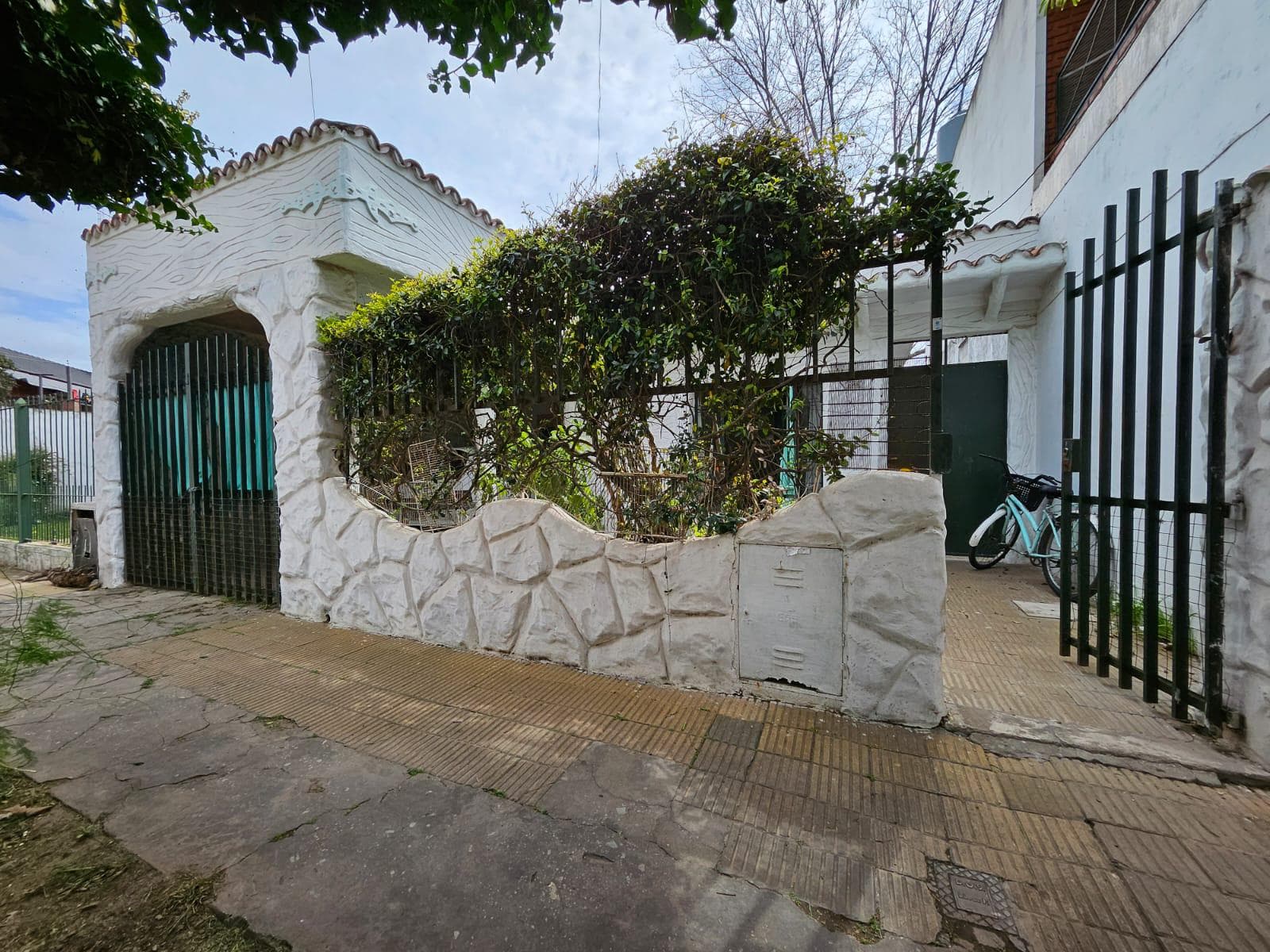 Nuevo en Venta Amplia Propiedad en Moreno Sur con Parque y Galpon/Taller en el Fondo - 1