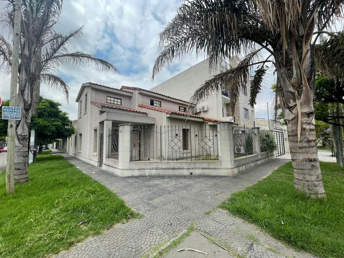 Casa 5 Amb. 192 m² Cub. c/ Cochera - Solo Uso Profesional - Villa Luzuriaga - 1