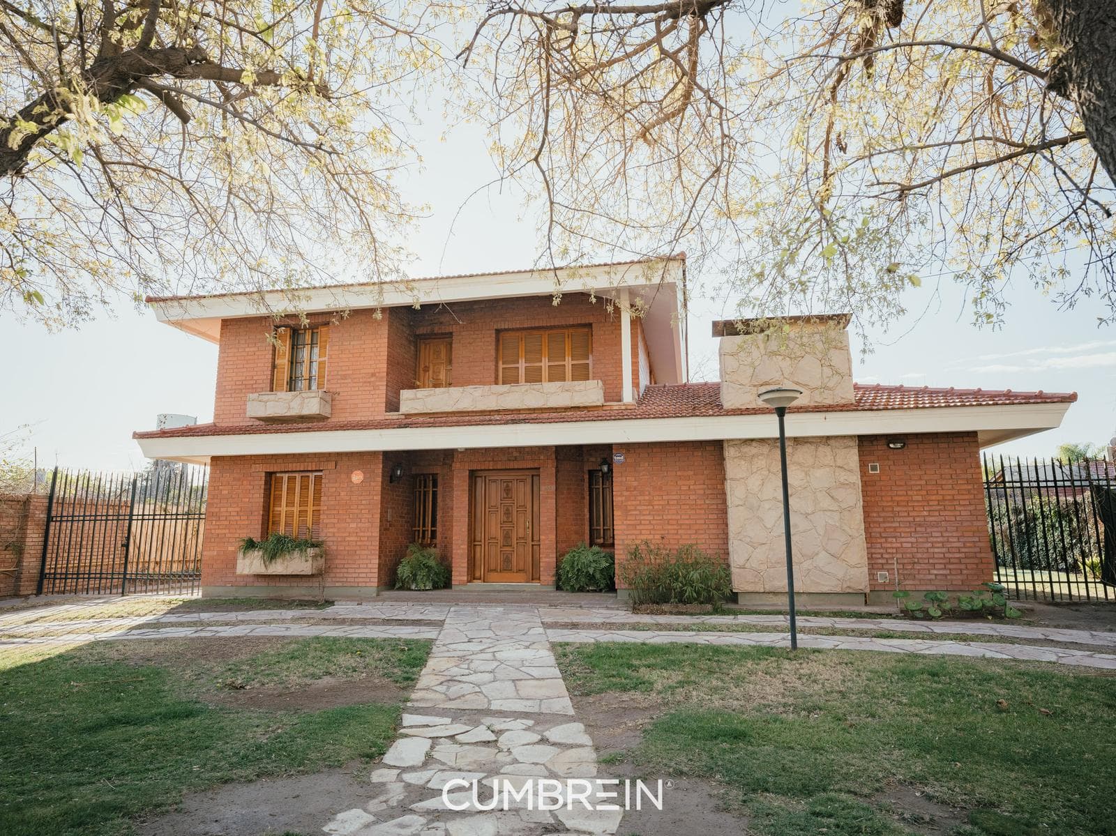 Gran propiedad en Barrio Sat a 300 mts de Av. H. Yrigoyen - 1