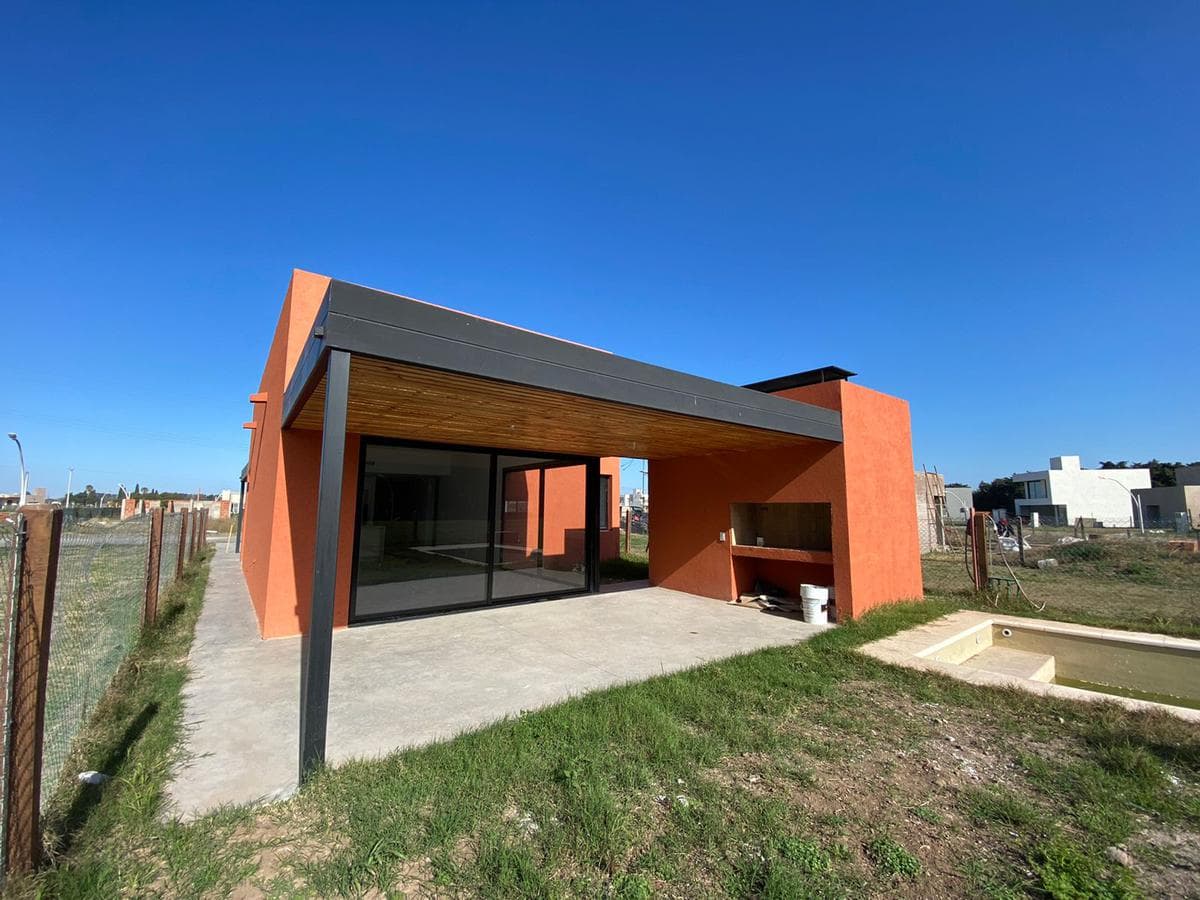 VENTA - Casa de 2 Dormitorios con Pileta en Barrio Privado Brisanova, Pueblo Esther. - 1