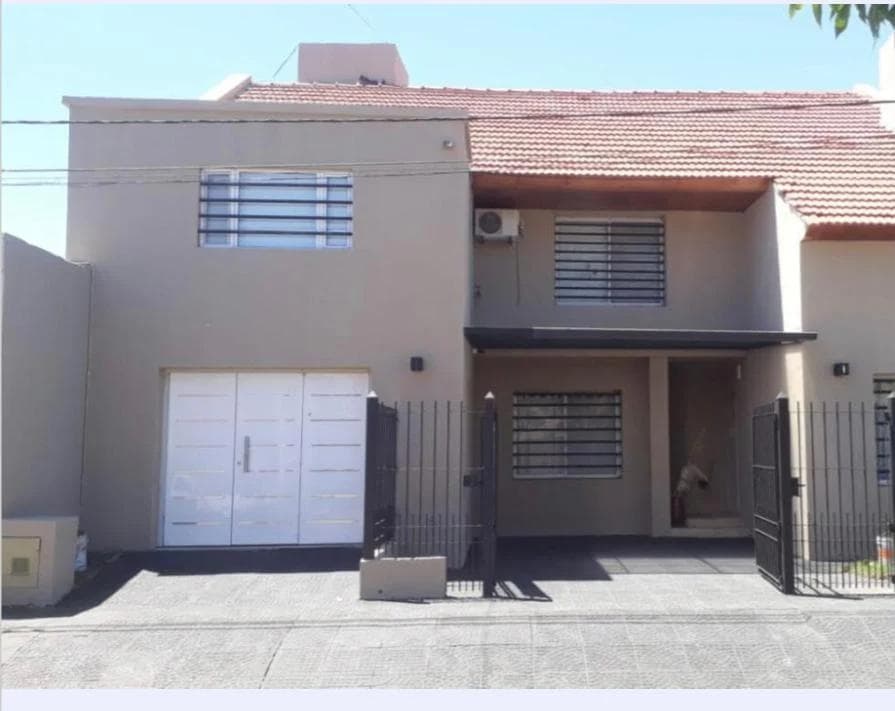 Casa en venta - 4 Dormitorios 3 Baños - Cochera - San Miguel del Monte - 1