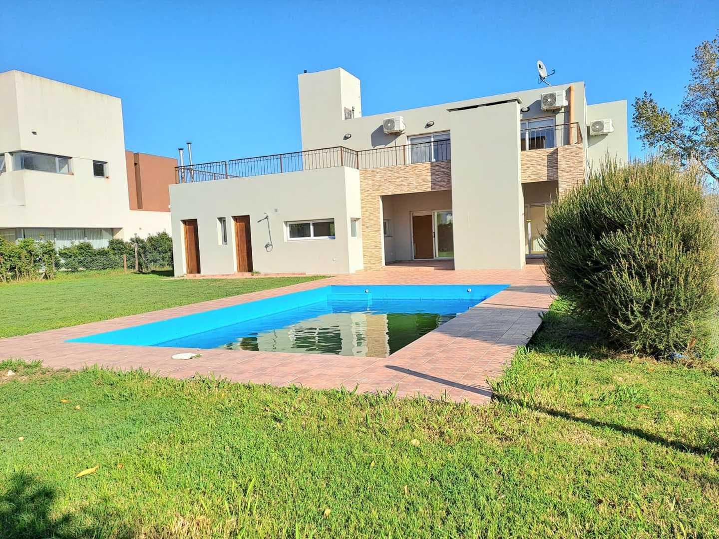 Casa en Country de cuatro ambientes a la venta, City Bell - 1