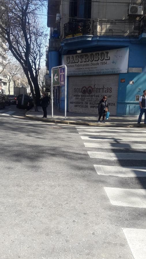 Local con doble vidriera al Frente en esquina - Excelente Zona San Cristobal - 1