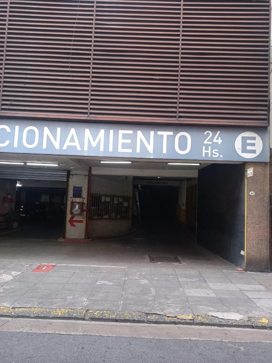 Cochera cubierta, excelente ubicación - 1