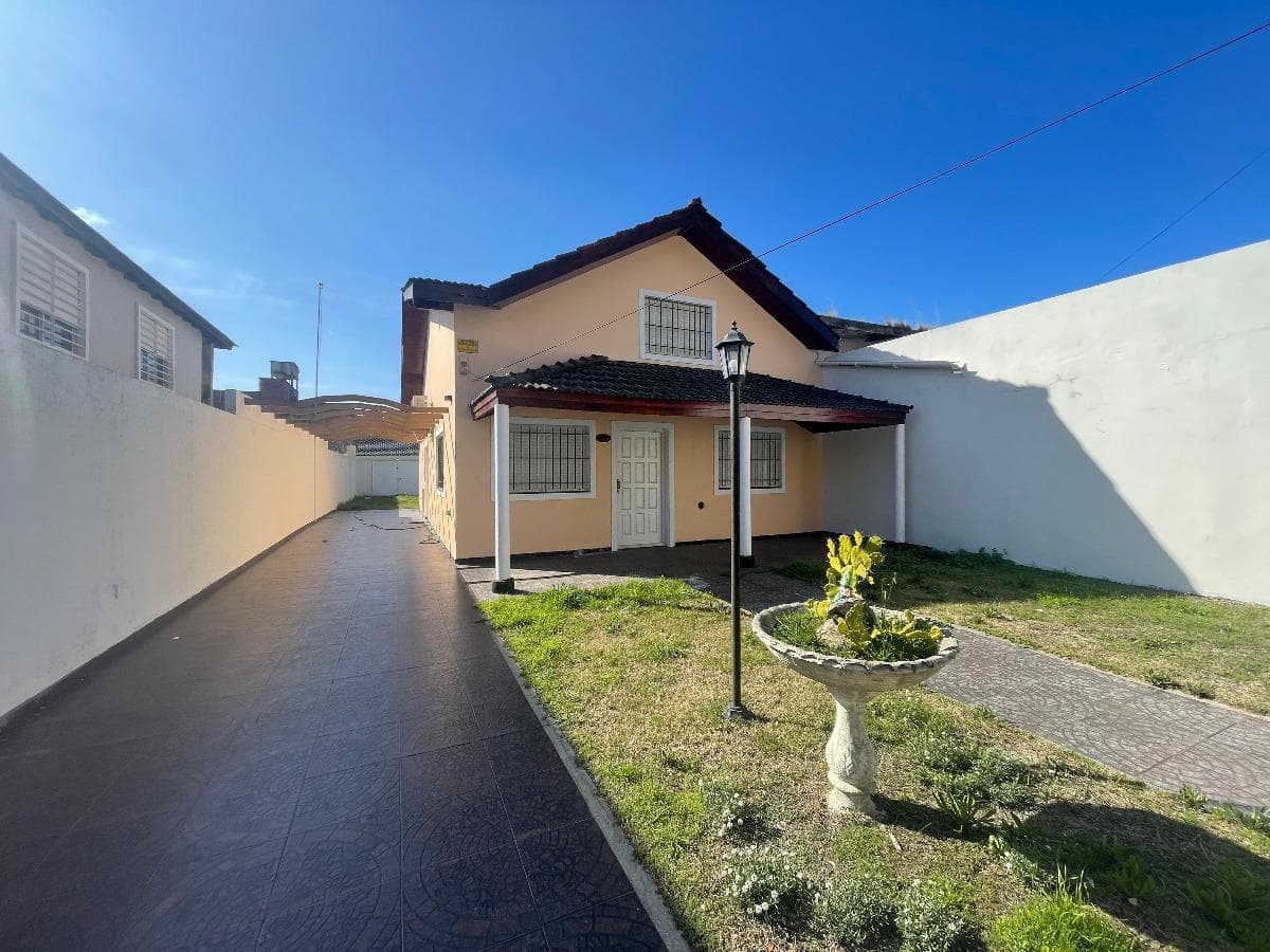 Casa en venta - 3 dormitorios 2 baños - 170mts2 - San Clemente Del Tuyú - 1