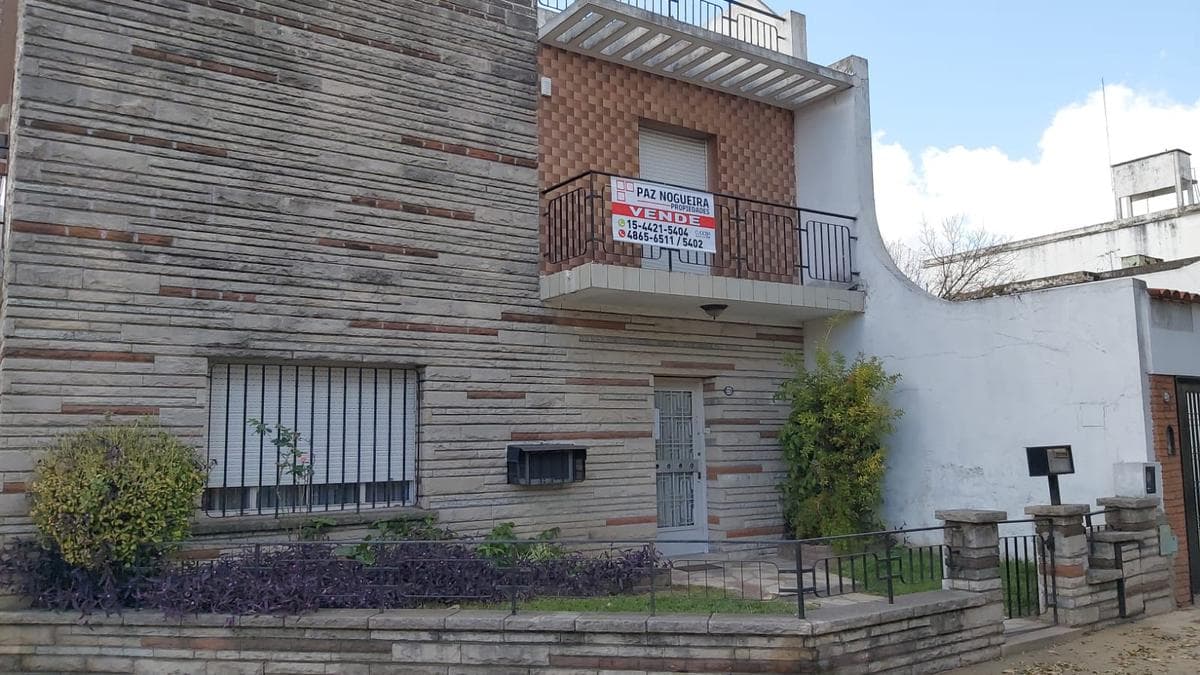 Venta Casa 4 ambientes Villa del Parque Cochera Patio Jardin Terraza Balcon - 1