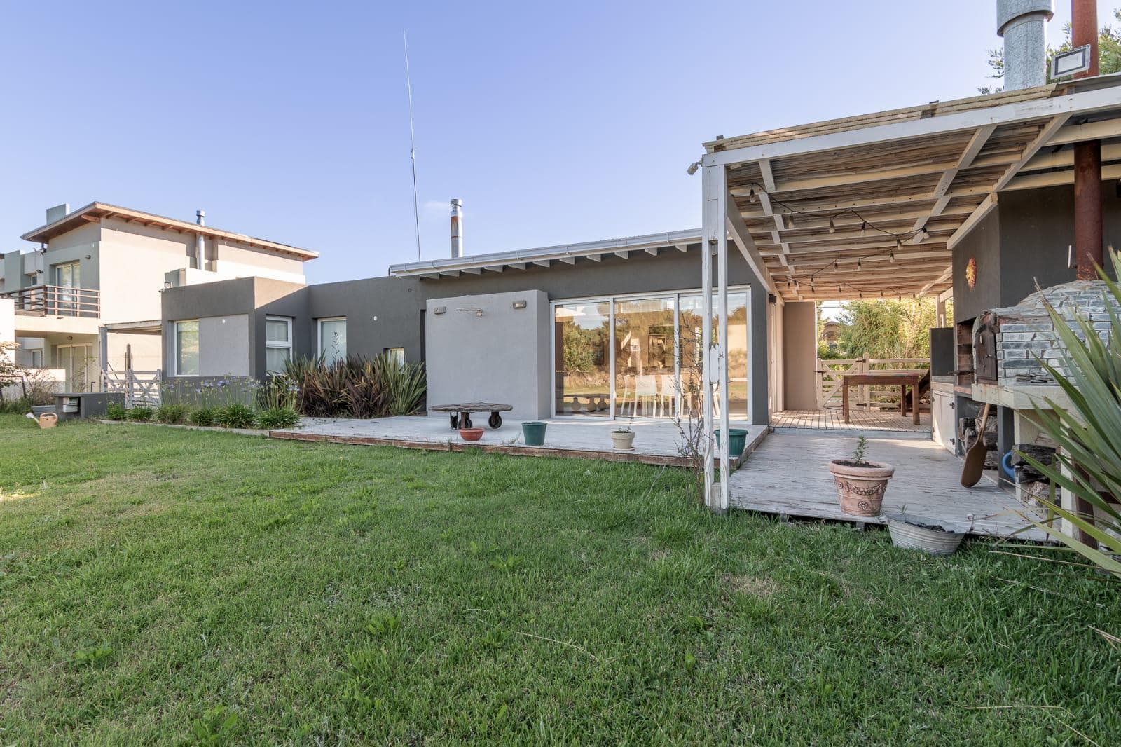 Hermosa Casa en Las Gaviotas sobre lote de 900 mts. - 1