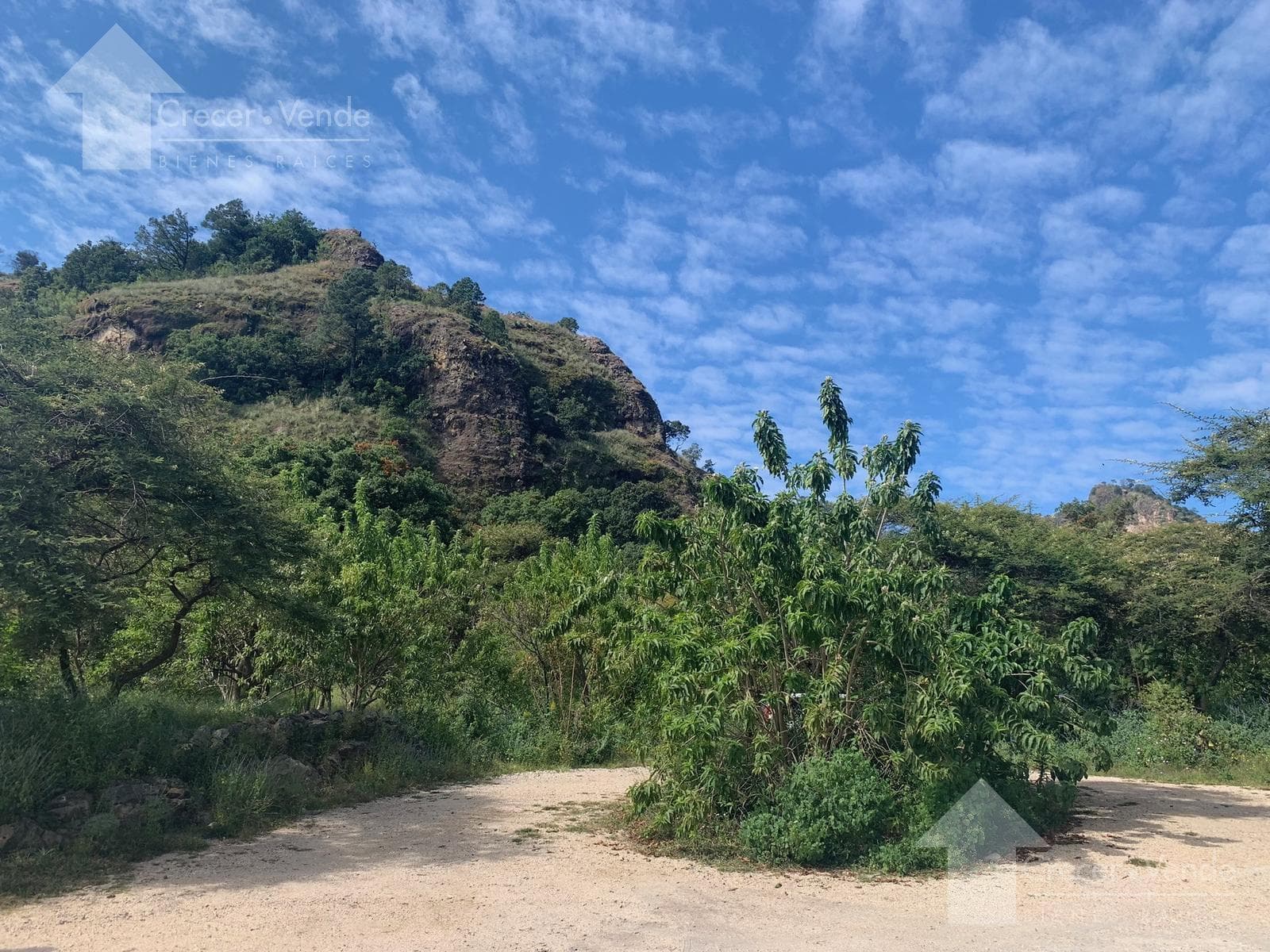 Terreno en Venta en Privada con Seguridad en Tepoztlán Morelos con Vista Panorámica - 1