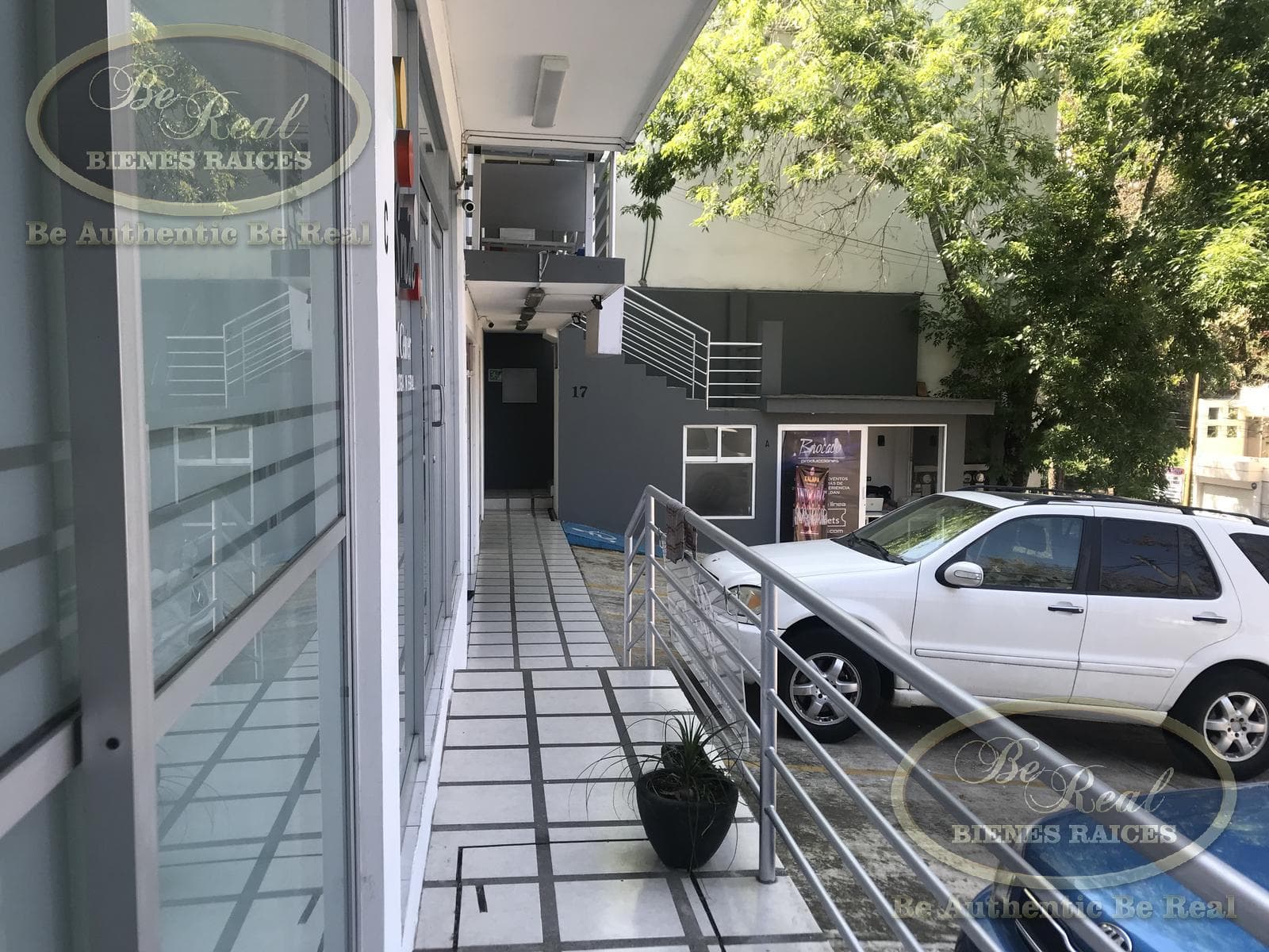Local comercial en Plaza cerca de Av. Araucarias Ideal para Oficinas - 1