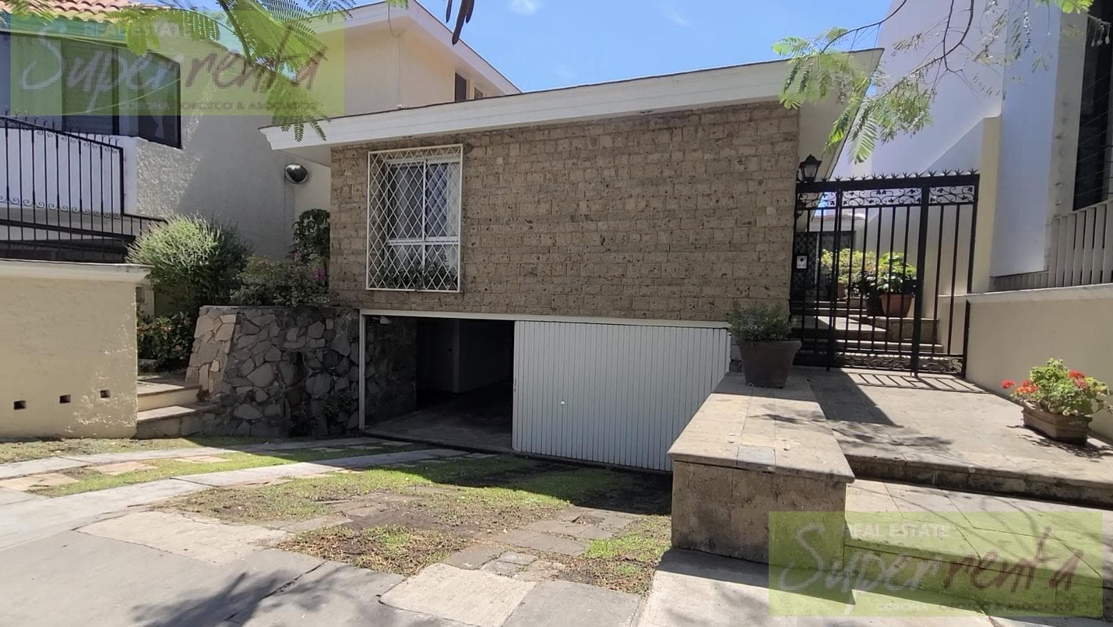 Casa en Venta en Bosques de La Victoria, Guadalajara Jal. - 1
