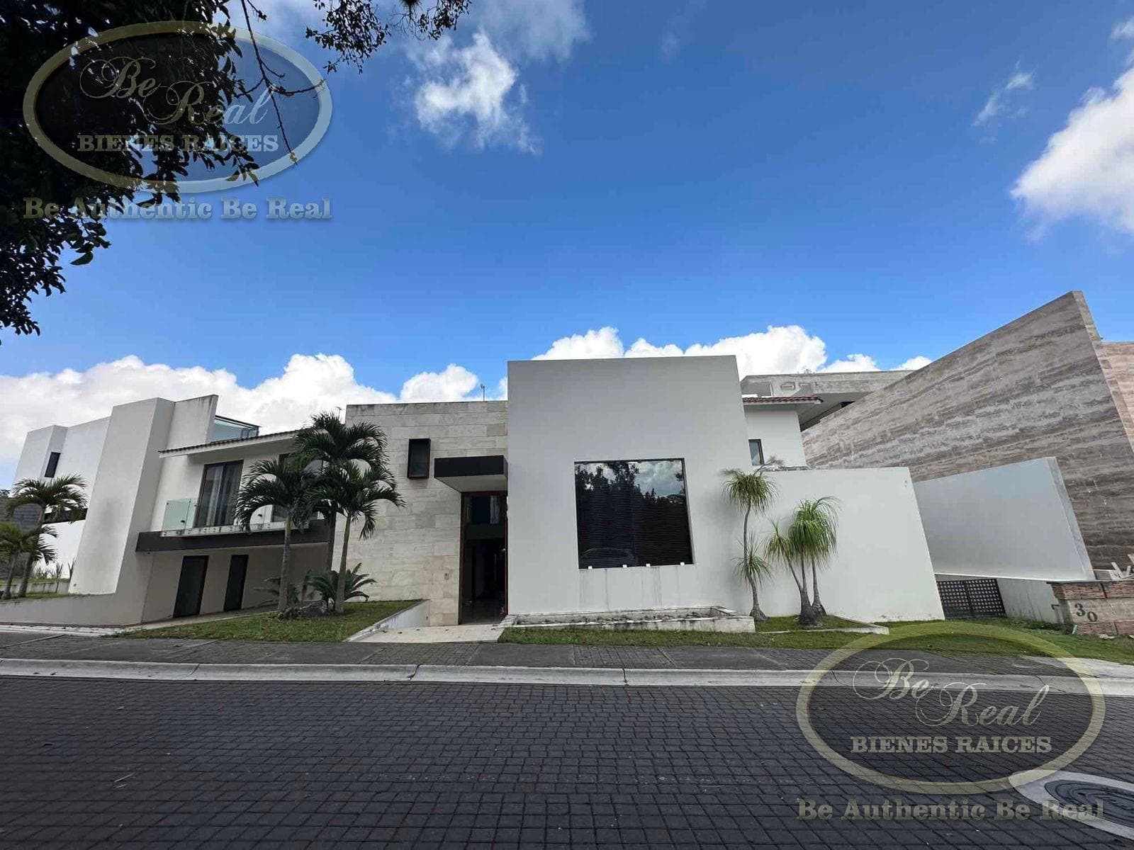 Residencia en Renta y Venta en el Fraccionamiento exclusivo "Bosque de Niebla" - 1