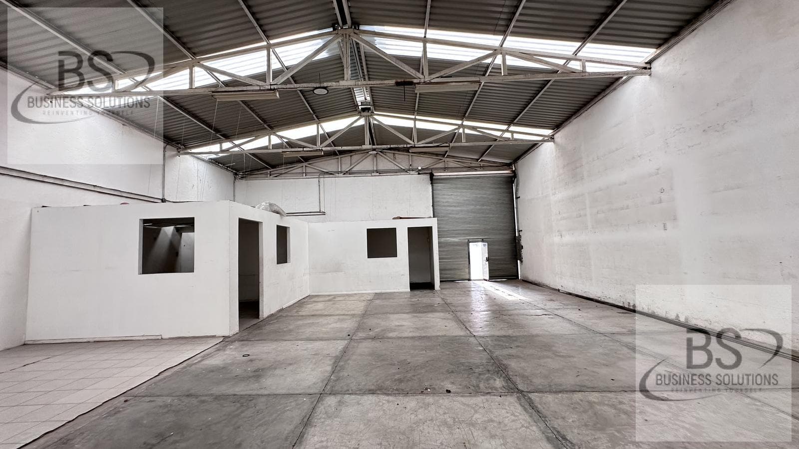 KL / SE RENTA BODEGA EN SANTA ROSA JAUREGUI. CUENTA CON LUZ TRIFASICA. - 1