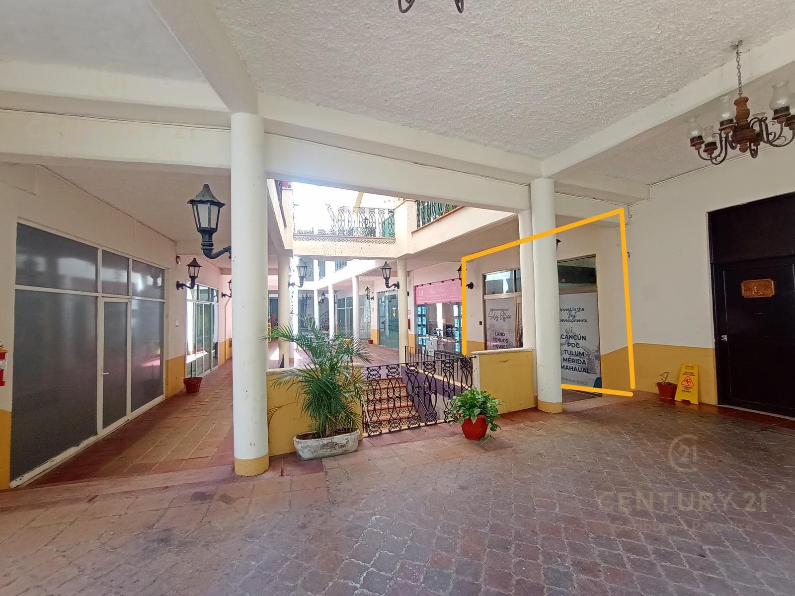 Local en Renta Plaza Antigua cerca Ferry Playa del Carmen P4459 - 1