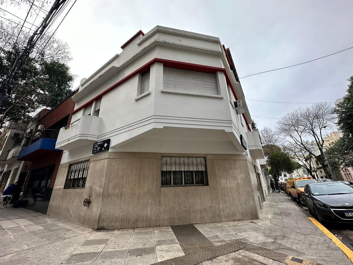 Casa en venta en Flores. Excelente finca construida sobre lote propio, en esquina. - 1