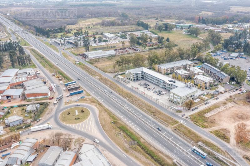 Amplio local en PB con buena visibilidad desde Panamericana Ramal Pilar - 1