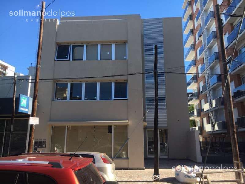 Oficinas con local comercial a metros de Av. Sta. Fe - 1