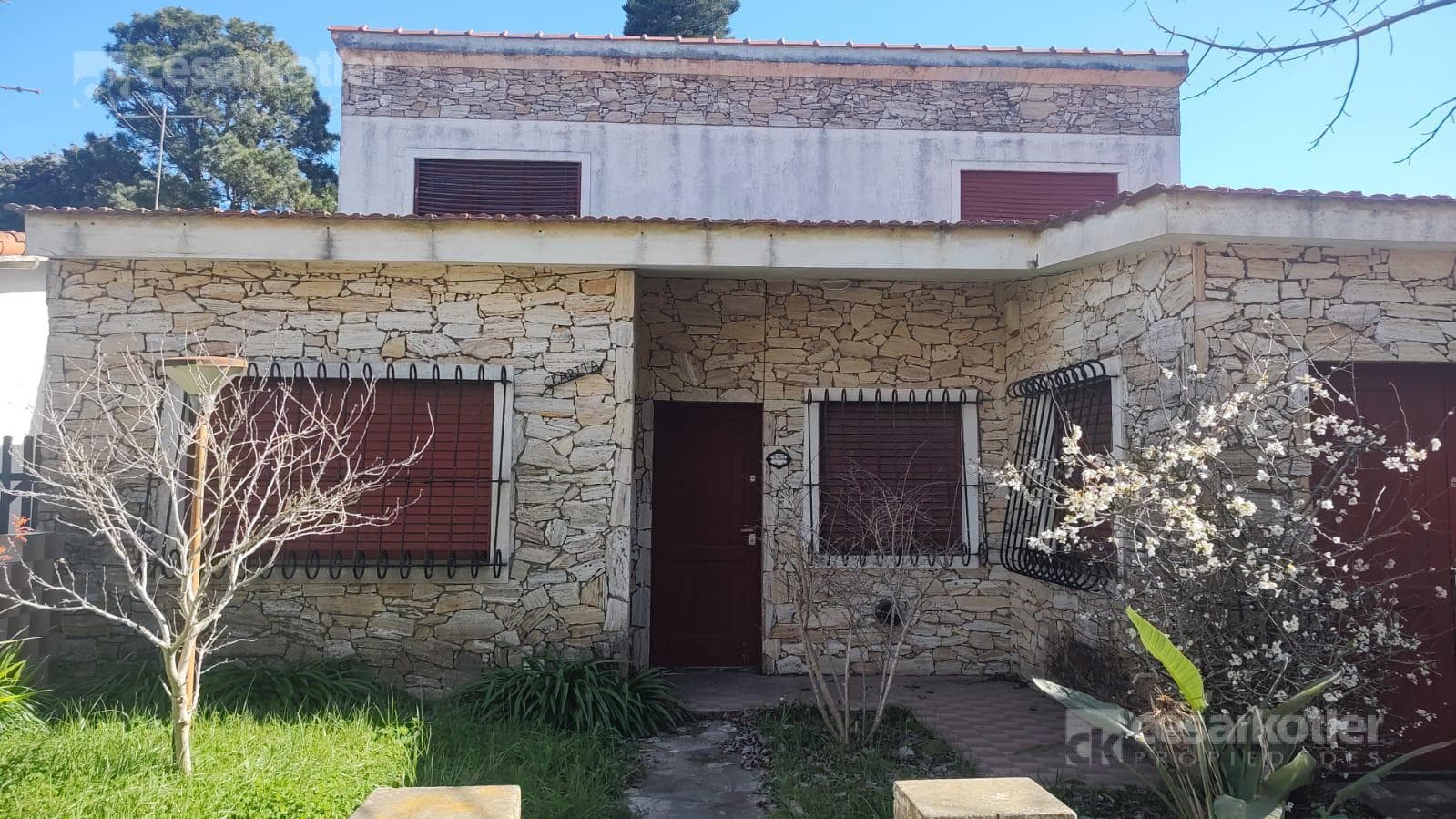 Chalet a 3 cuadras de la playa. lote de 10x40. 5 ambientes. Cochera y jardin. - 1