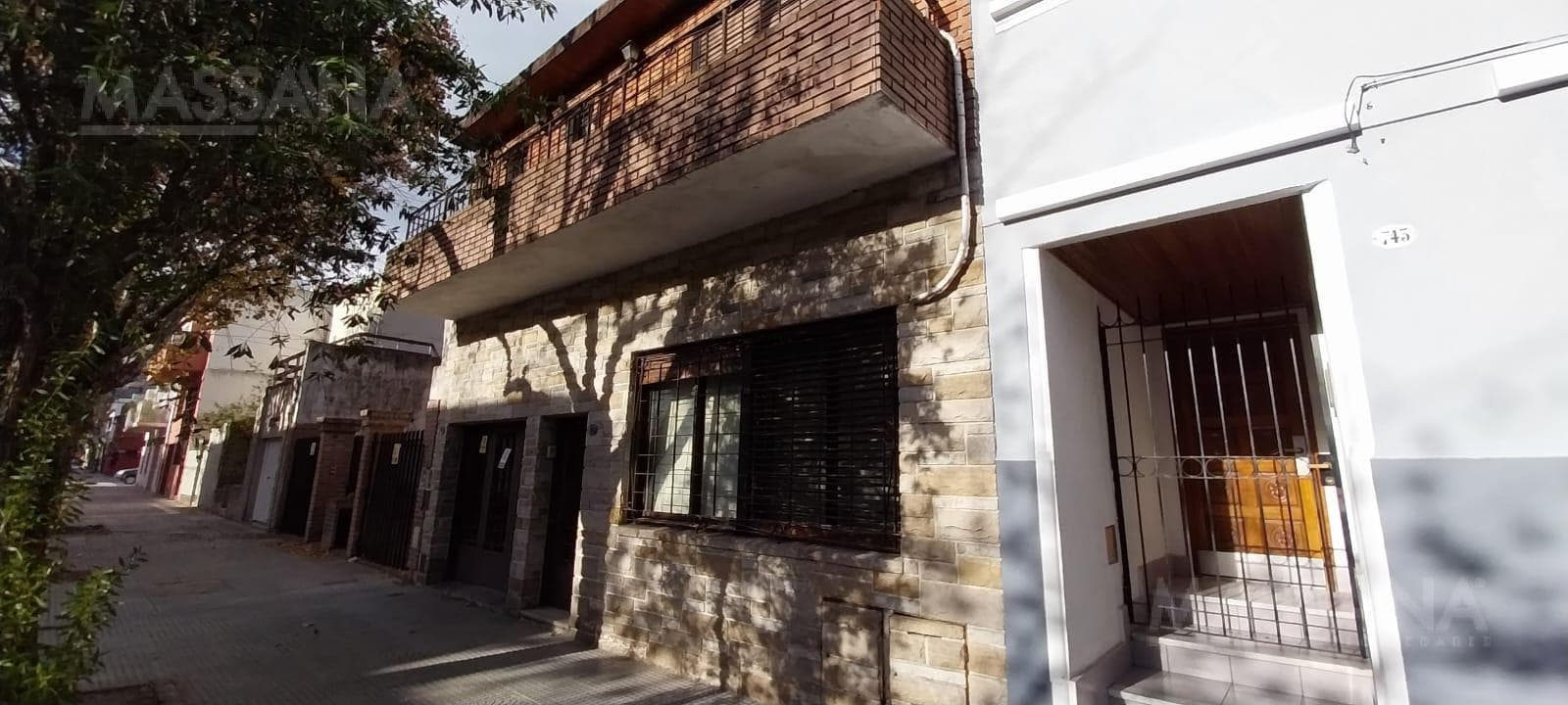 Casa de 245m2 totales- cochera -terraza y quincho - 1