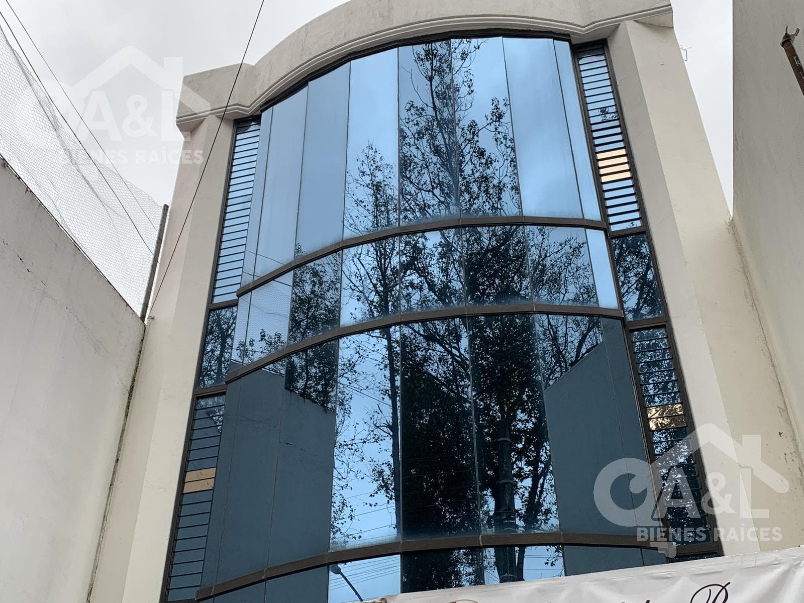 Edificio Comercial en Venta Ubicado en Avenida Principal - 1