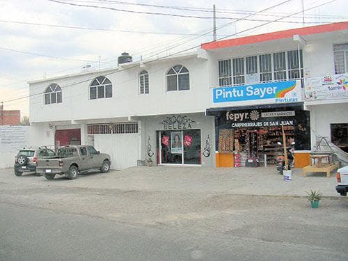 Plaza comercial muy bien ubicada - 1