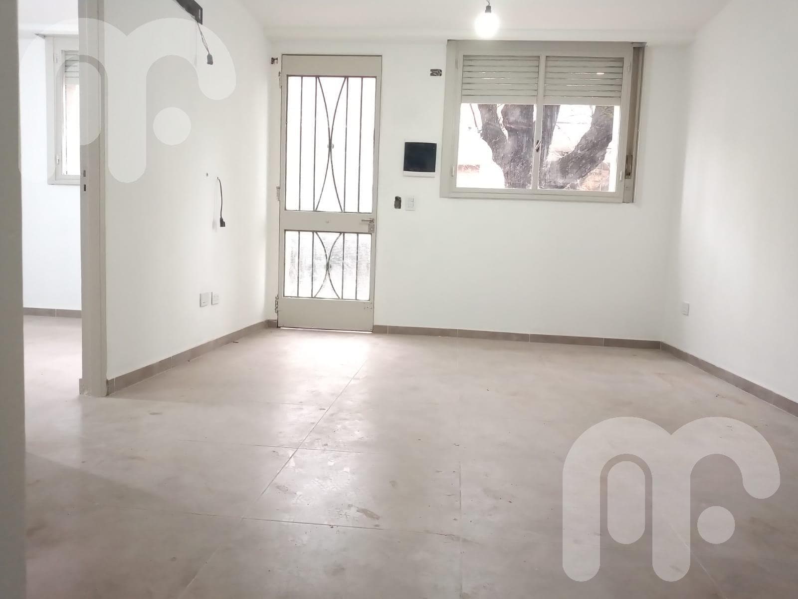 oficina en Alquiler con patio SOLO DESTINO COMERCIAL - 1